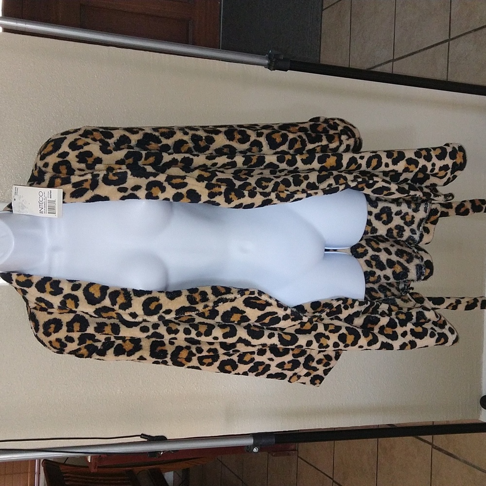 Black and Tan Leopard Print Plush Robe